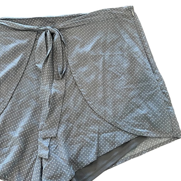 FASHION ON EARTH DOTTED FAUX WRAP‎ TIE FRONT SIDE ZIP SHORT GRAY/WHITE LARGE NWT - Picture 3 of 11